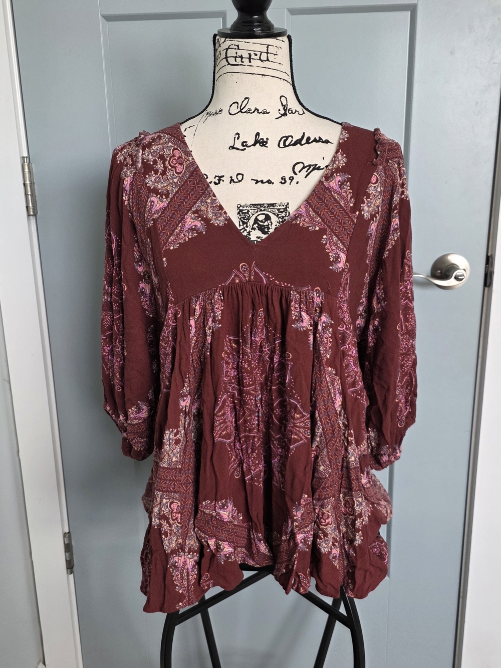 ​Free People XS Maroon Paisley Boho Babydoll Tunic Top Oversized V-Neck Blouse E